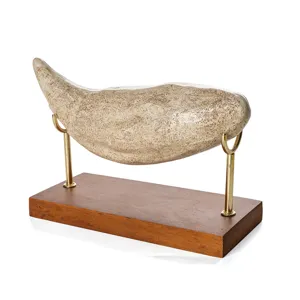 Dettaglio della scultura di denti d'orso in resina con base in legno e supporto.