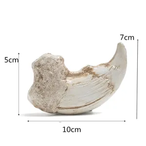 Kunstharz Tier Kralle Fossil Replika Anhänger Detailansicht, antikes Zahn Deko Display.