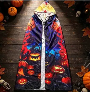 Cape à capuche Halloween avec impression 3D, design de citrouille effrayante et démons.