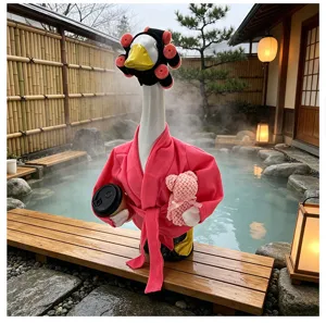 Gedetailleerd uitzicht van de grappige gans tuinbeeld in roze badjas met krulspelden in warm water.