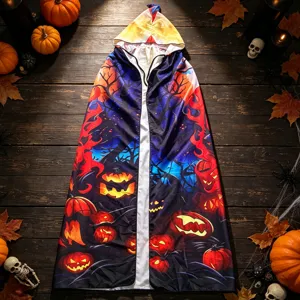 Cape à capuche d'Halloween avec imprimé de citrouille, idéale pour les fêtes et cosplay.
