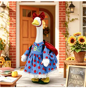 Ganzenoutfit voor de veranda met appelprint en rode strik, ideaal voor herfsttuindecoratie.