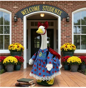 Buiten veranda gans kleding jurk met rode strik en appel patroon voor tuin decoratie.