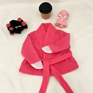 Roze pluche badjas outfit voor 23-inch gans pop, schattige nachtkleding en poppenkleding.