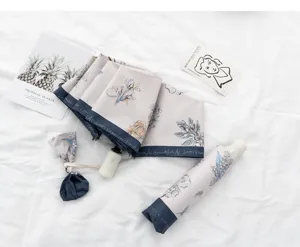 Parapluie pliant automatique à motif floral, protection UV, détail de parapluie double usage.
