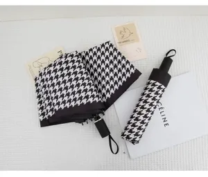 Paraguas plegable de pata de gallo negro y blanco con protección UV, parasol automático compacto.