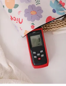 Nahaufnahme Detail des frischen Blumen Faltschirm Stoffes mit UV Test Leistungshinweisen.