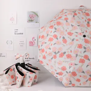 Ombrello pieghevole compatto con stampa floreale, protezione UV e rivestimento nero.
