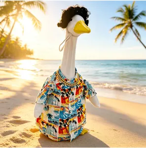 Detaillierte Ansicht des Hawaiistrand-Outfits für die 23-Zoll-Gartengans mit Blumenhemd.