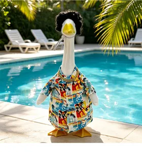 Detailansicht des Hawaii Strandgans Outfit Sets mit tropischem Hemd, Kette und Perücke.