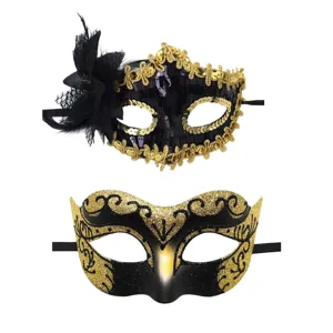 Paar Masken Set, schwarz goldene Faschingsmasken mit Federn und Glitzer fuer Party.
