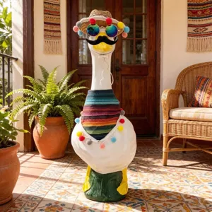 Gedetailleerd uitzicht op een feestelijke gatenoutfit met kleurrijke sombrero en serape slabbetje.