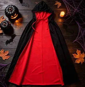 Gedetailleerd uitzicht op de zwart-rode capuchoncape, perfect voor Halloween-kostuums.