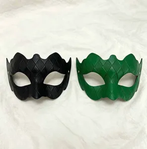 Vista detallada de máscaras de Halloween de PVC con patrón de rombos y bordes.