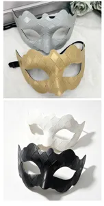 Vista detallada de máscaras de PVC con patrón de rombos y elegantes bordes de pétalos.