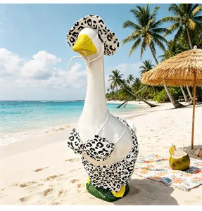 Gedetailleerd overzicht van het grappige 23-inch veranda gans standbeeld met luipaard bikini.