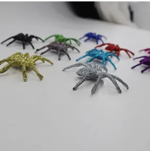 Kleurrijke glitter plastic spinnen set voor Halloween feestdecoratie en grappig speelgoed.