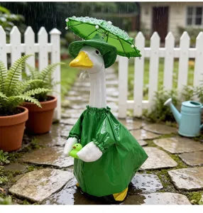 Hars tuinbeeld gans draagt een groene regenjas met paraplu voor gazon decor