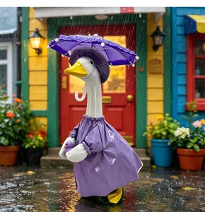 23-inch veranda gans standbeeld met paarse regenjas en paraplu set voor tuingras decoratie.