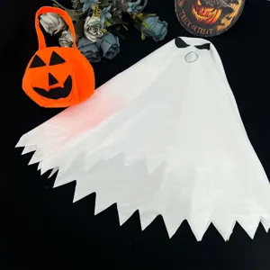 Conjunto de disfraz de fantasma de Halloween con capa blanca dentada y bolsa de calabaza.
