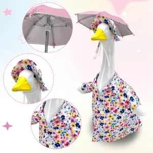 Conjunto de ropa para gansa de jardín con camisa floral, sombrero y paraguas rosa decorativo.