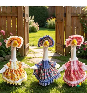 Statue decorative di oca da portico con graziosi abiti floreali lolita e cappelli.