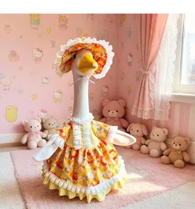 Bambola di peluche grande oca vestita con un bel vestito lolita floreale giallo dettaglio.