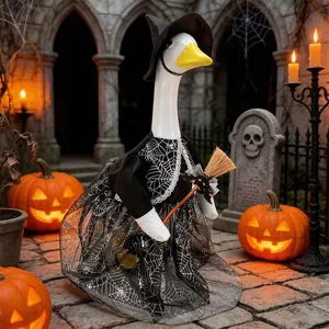 Vista dettagliata del costume da oca strega di Halloween e decorazione per portico con ragnatele.