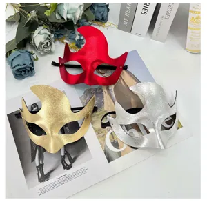 Vista dettagliata delle maschere mezzo viso in PVC con corna in rosso, oro e argento per feste.