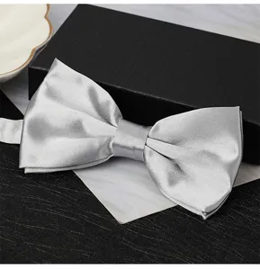 Zilveren satijnen vlinderdas detailopname, elegant formeel accessoire voor feesten.