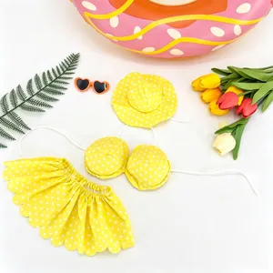 Gele polkadot bikini set met zonnebril en hoed voor veranda gans decoratie hoofdaanzicht