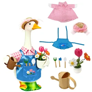 Conjunto de ropa de jardinero para ganso de porche con camisa de cuadros rosa y accesorios.