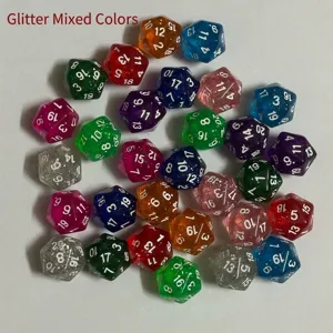 Detailansicht bunter 20-seitiger D20-Würfel mit schimmerndem Glitzer-Finish