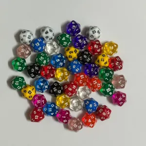 Sammlung bunter 20-seitiger d20 Würfel für Tabletop-Rollenspiele in verschiedenen Designs.
