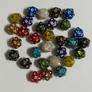 Bunte Sammlung professioneller 20-seitiger polyedrischer Würfel für Tabletop-RPGs
