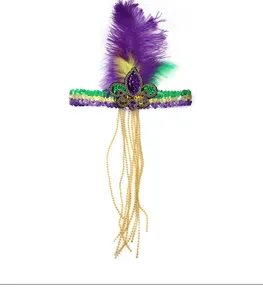Detail des Faschings-Haarbands mit lila Federn, Pailletten und goldenen Perlen.