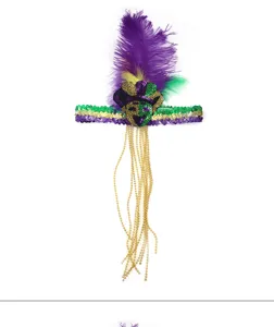 Detailansicht eines bunt glitzernden Karneval-Stirnbands mit lila Federn und Perlen