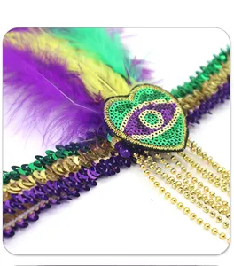 Detailansicht des Mardi Gras Pailletten Stirnbands mit lila Federn und Goldquasten