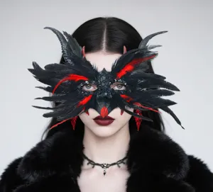 Nahaufnahme der gotischen schwarzen und roten Federmaske für Maskeraden mit Accessoires.