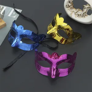 Detailansicht galvanisierter Schmetterlings-Halbgesichtsmasken in Blau, Gold und Lila Farben.