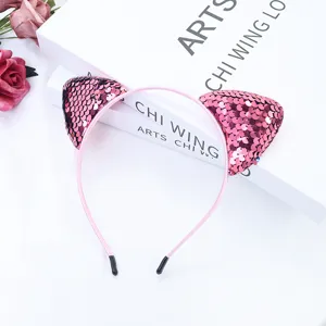 Rosa Pailletten Katzenohren Haarreif Detailansicht, süßes Haaraccessoire für Party Auftritt.