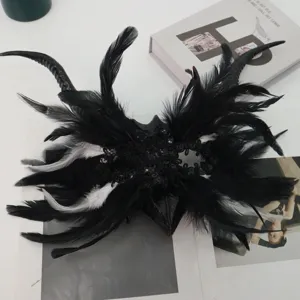 Gotische schwarze Feder-Maske mit Hörnern und Pailletten für Maskerade und Halloween.