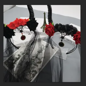 Cerchietto corna da diavolo gotico con rose rosse nere, velo in pizzo e ciondolo con gemma.