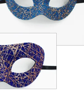 Nahaufnahme der blauen Halbmaske mit goldenem Glitzer-Spinnennetz-Muster für Partys.