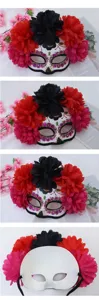 Vue détaillée du masque de la fête des morts avec fleurs artificielles et strass.