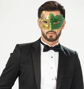 Close-up detail van het groengouden glitter masquerade halfgezicht masker voor feestjes.