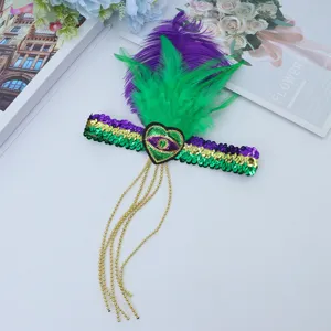 Detalle de diadema de lentejuelas y plumas de carnaval, accesorio de pelo verde y morado con cadenas.