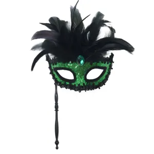Maschera di carnevale verde con paillettes, piume nere e bastoncino per festa in maschera.