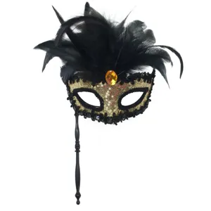Mascherata festa piuma mezzo viso maschera paillettes diamante tenuto in mano supporto.