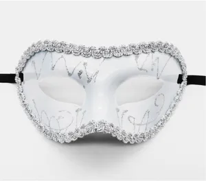 Nahaufnahme einer weißen Maskenball-Halbmaske mit glitzerndem Silberrand und feinen Details.
